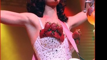Katy Perry veste blusa com morangos em show no teatro The Emmore, na Austrália - Reprodução