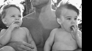Ricky Martin com os filhos, Matteo e Valentino - Reprodução / Photo By Pablo Alfaro