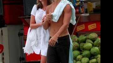 Bárbara Evans com suposto novo namorado na praia de Ipanema, no Rio de Janeiro - AgNews