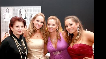 Maria Luiza Guetter com as filhas Mariana e Flávia e Maria de Lourdes Gazal. - F22 Studio