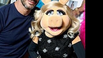 Marc Jacobs e Miss Piggy, da série Os Muppets - Reprodução