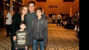 Luigi Baricelli com a mulher, Andreia, e os filhos Vittorio e Vicenzo - Ag.News