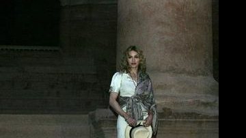 Madonna posa ao lado de monumento em Petra, na Jordânia - REUTERS