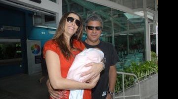 Mônica Martelli deixa a maternidade com a filha Julia e o marido Jerry Marques - TONY ANDRDAE E THYAGO ANDRADE/AG.NEWS