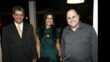 O prefeito de Maringá Silvio Barros, ao lado da primeira-dama, Bernadete Barros e do publicitário Walter Korneiczuk - Divulgação