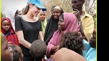 Angelina Jolie visita refugiados na África - Reprodução