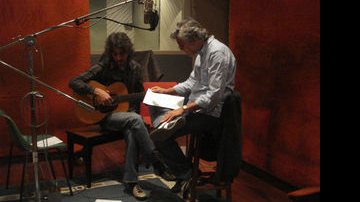 Vitor Ramil e Caetano Veloso, durante as gravações - Ana Ruth Miranda