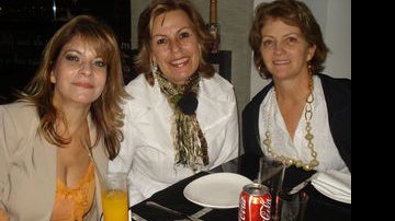 Angela Guedes e as empresárias Rosalma da Camino e Heloisa Rosi - Divulgação