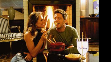O ator e a personal trainer namoram em frente da lareira enquanto degustam a fondue de queijo. - CADU PILOTTO