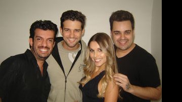 A ex-BBB Flávia Vianna com seu marido Fernando Justin ao centro, entre os hairstylist Bruno Lemes (à dir.) e Augusto Castro (esq.)