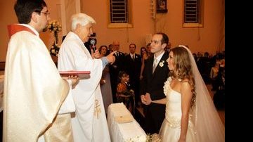 Os padres Jadir Dagnese e Francisco Andognini abençoam os noivos - Liane Neves / Liane Neves Fotografias