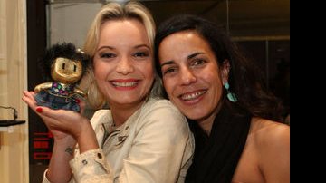 Tata Fromholz com seu toy art e Maria Carolina Duva Parente - Mariana Boro