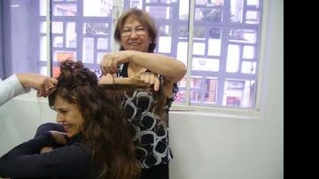 Atriz Bárbara Paz é flagrada alongando os cabelos