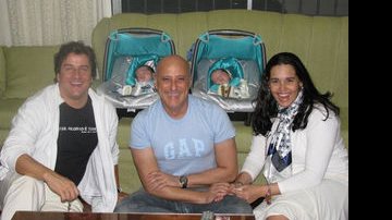 O aniversariante Blota Filho entre Fernando Vieira, Suzy Rêgo e os gêmeos - Arquivo pessoal