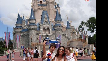 Juliana Paes e os sobrinhos Gabriel e Larissa na Disney