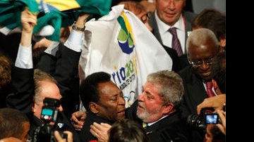 Pelé e o presidente Lula emocionados se abraçam na sede do COI - Pawel Kopczynski/Reuters