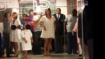 A cantora Ivete Sangalo acena para os fãs ao chegar na maternidade em Salvador - Edgar de Souza/AgNews