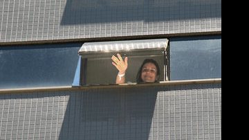 Ivete Sangalo aparece na janela do Hospital Português, em Salvador - AgNews