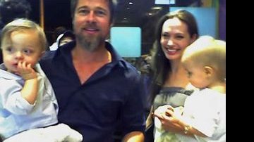 Brad Pitt e Angelina Jolie carregam os filhos, Knox e Vivienne, na Jordânia - Reprodução