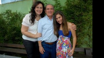 Lilian e Renato Aragão com a filha, Livian, na coletiva de imprensa de Acampamento de Férias - Ag.News