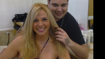 Carla Perez faz escova com o hairstylist Bruno Lemes para gravar programa Especial Dia das Crianças para a Rede TV!