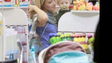 Angélica em loja de brinquedos com os filhos - AgNews