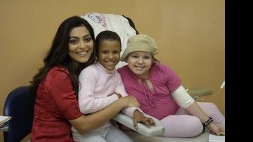 Juliana Paes visita crianças no INCA - Divulgação