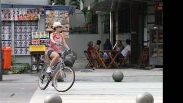 Maria Flor anda de bicicleta - AgNews
