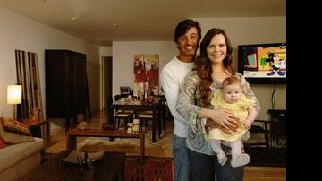 Na sala do novo apartamento, na Barra, Rio, o casal mostra-se orgulhoso com a primeira filha. - CADU PILOTTO; BELEZA: ANDRÉ MORALES; PRODUÇÃO: ROSANE AMORA