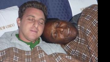 Pelé dorme no ombro de Luciano Huck - Reprodução