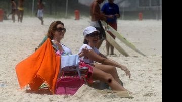 Fátima Bernardes com os filhos e amigos na praia - Adilson Lucas / AgNews