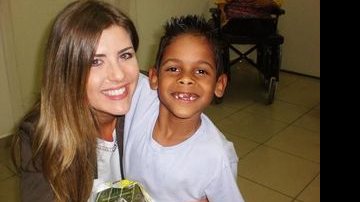 Íris Stefanelli posa ao lado de criança da CACAU - Divulgação