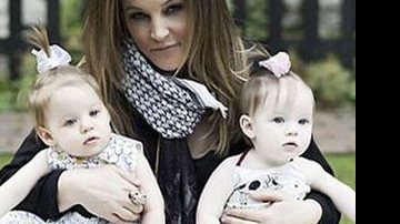 Lisa Marie Presley posa ao lado das filhas gêmeas, Finley e Harper - Reprodução