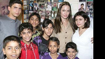 Angelina Jolie visita orfanato na Jordânia - Reprodução / People