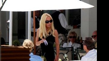 Donatella Versace aproveita a piscina do Copacabana Palace - AgNews