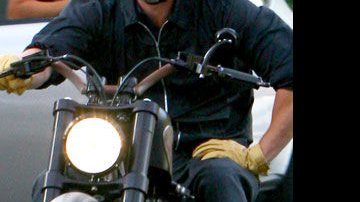 Brad Pitt em sua motocicleta - Reprodução