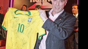 Eike Batista mostra a camisa da seleção brasileira arrematada no leilão - Divulgação