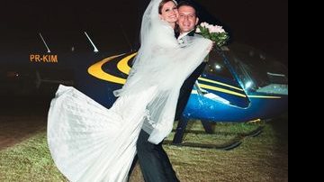Os noivos partem de helicóptero para festa em Búzios. - GEORGEANA GODINHO