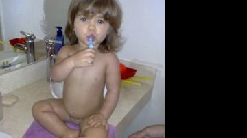 Maria Luiza, filha de Luiza Valdetaro, escovando os dentinhos - Reprodução BlogLog