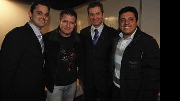 Guilherme Pereira, o prefeito em exercício João Batista e a dupla Bruno e Marrone - Fernando Willadino
