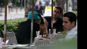 Mariana Rios beija o namorado Di Ferrero em restaurante carioca - AgNews