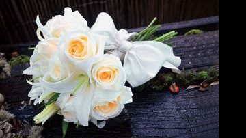 Rosas importadas e lírios brancos, arrematadas com laço de seda off-white. Maristela Nicolosi Flores, 11 3064-7926 (maristelaflores.com.br) - Marcia Tavares