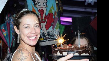 Luana Piovani segura o bolo em sua festa de aniversário - Reprodução