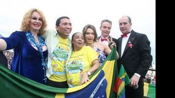 Letícia Spiller tira fotos com fãs na Parada Gay em Copacabana - AgNews