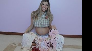 Ex-Paquita Roberta Cipriani mostra barriga de cinco meses - Arquivo Pessoal / Divulgação