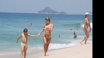 Carolina Dieckmann com o filho Davi na praia da Reserva - Felipe Assumpção / AgNews