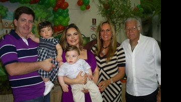 Vinícius Lopes e Liliane Ventura, com os gêmeos Victor e Laura, e Helô e Fernando Pinheiro na festa de comemoração de um ano dos bebês - Val Góis