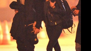 Robert Pattinson e Kristen Stewart são flagrados de mãos dadas em Paris - Reprodução / Ok! Magazine