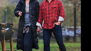 Tom Cruise e Katie Holmes caminham de mãos dadas no set de filmagem de 'The Romantics', em Nova York - Reprodução / Hola