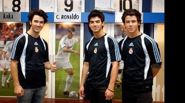 Os irmãos do Jonas Brothers no estádio do Real Madrid, na Espanha - Getty Images